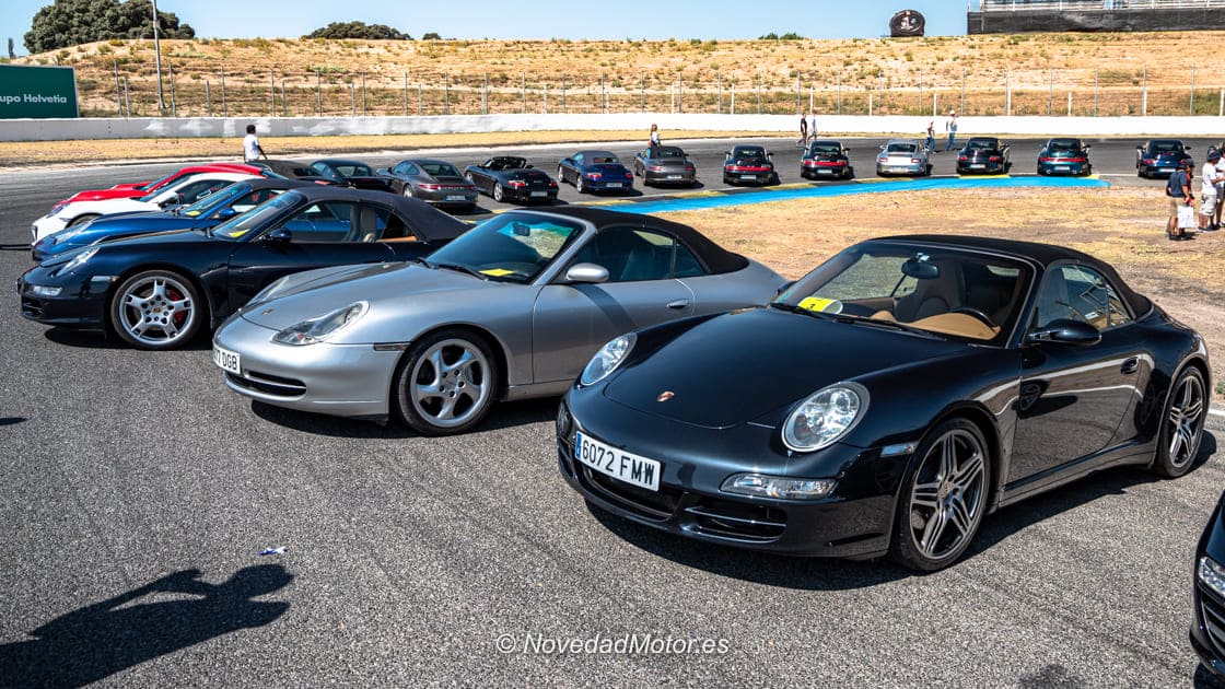 Fila de Porsche 911 en pista durante el Porsche Spain Meeting 2026